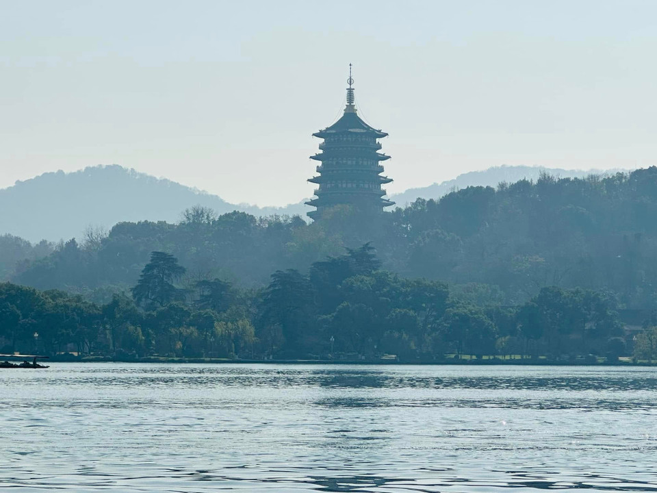 Vẻ đẹp Hồ Tây Hàng Châu xuất sắc đến nỗi đã có vô số tác phẩm thơ ca, tranh vẽ lấy nơi đây làm nguồn cảm hứng. Lôi Phong Tự, nơi gắn liền với truyền thuyết nổi tiếng Thanh Xà, Bạch Xà. (Ảnh: Anh Quang/Vietnam+)