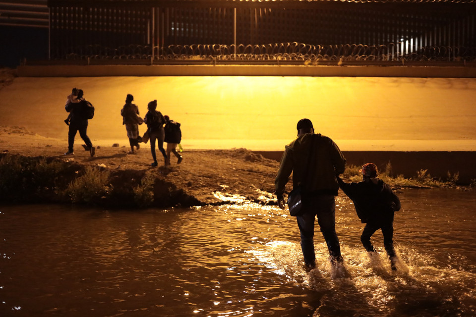 Nhà chức trách liên bang Mỹ ngày 14/7/2025 cho biết đã thực hiện chiến dịch truy quét người di cư quy mô lớn tại hai trang trại cần sa ở Nam California, bắt giữ 361 người. Đây là đợt truy quét lớn nhất kể từ khi Tổng thống Donald Trump nhậm chức vào tháng 1. (Ảnh: THX/TTXVN)