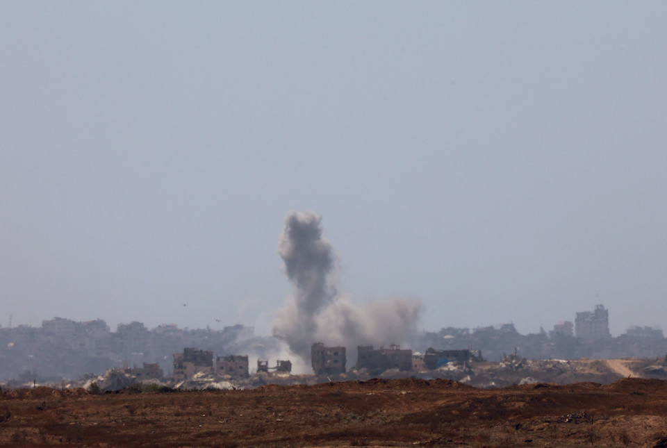 Ngày 17/7/2025, Qatar và Mỹ đã gửi đề xuất sửa đổi liên quan đến thỏa thuận ngừng bắn và trao đổi con tin tới Israel và Hamas. Đề xuất sửa đổi này kêu gọi một lệnh ngừng bắn 60 ngày, cũng như yêu cầu Hamas trả tự do cho 10 con tin còn sống và hài cốt của 18 con tin đã thiệt mạng. Trong khi đó, Israel sẽ trả tự do cho nhiều tù nhân Palestine bị giam giữ tại các nhà tù ở nước này. Đề xuất sửa đổi cũng quy định tăng đáng kể viện trợ nhân đạo cho Gaza. Trong ảnh: Khói bốc lên sau cuộc không kích của Israel tại Gaza. (Ảnh: THX/TTXVN)