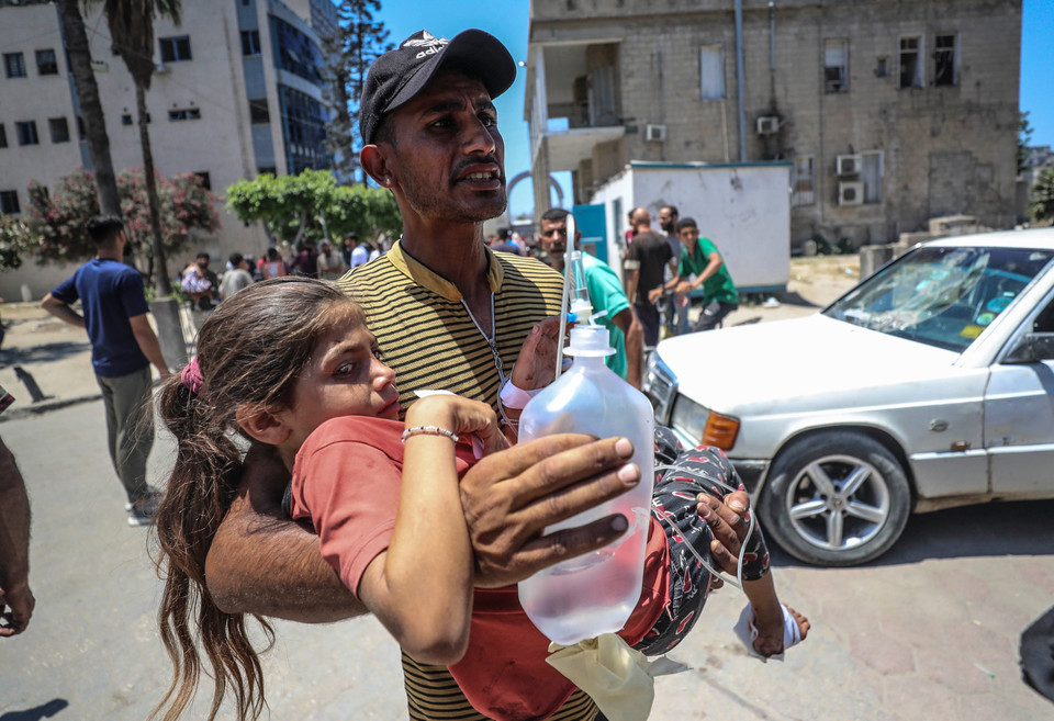 Em nhỏ bị thương sau cuộc không kích của Israel tại Gaza. (Ảnh: THX/TTXVN)