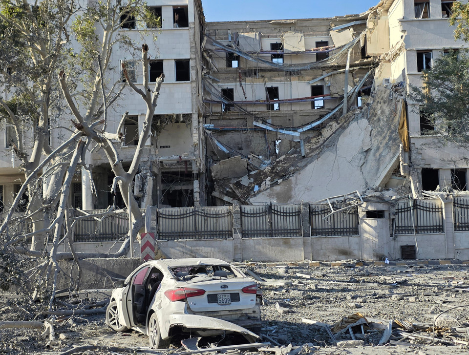 Ngày 16/7/2025, quân đội Israel thông báo đã tấn công lối vào trụ sở cơ quan quân đội của chính quyền lâm thời Syria ở thủ đô Damascus. Ngoài ra, Israel cũng cho biết đang đánh giá diễn biến tình hình và cho tăng cường lực lượng đến khu vực biên giới với Syria. (Ảnh: THX/TTXVN)