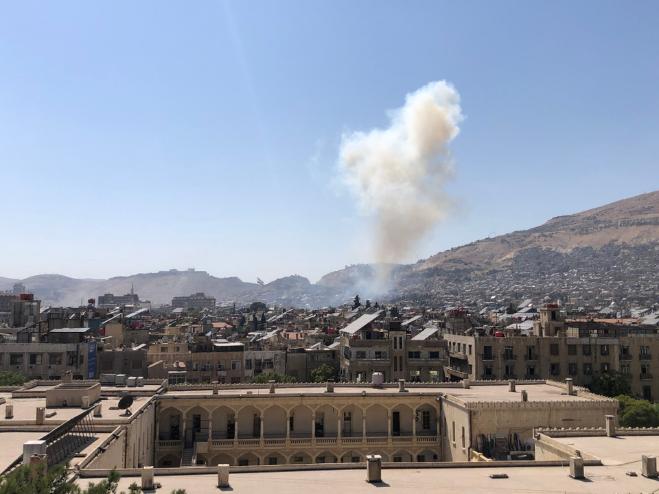 Ngày 16/7/2025, quân đội Israel thông báo đã tấn công lối vào trụ sở cơ quan quân đội của chính quyền lâm thời Syria ở thủ đô Damascus. Ngoài ra, Israel cũng cho biết đang đánh giá diễn biến tình hình và cho tăng cường lực lượng đến khu vực biên giới với Syria. (Ảnh: THX/TTXVN)