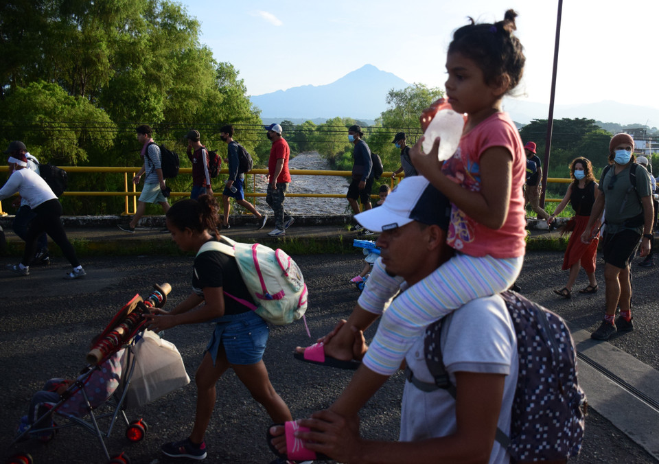 Người di cư vượt sông trong hành trình tới Mỹ tại Tapachula, bang Chiapas, Mexico. (Ảnh: THX/TTXVN)