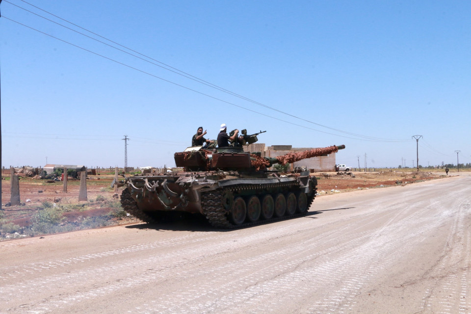 Bạo lực tại thành phố Sweida ở miền Nam Syria bùng phát ngày 13/7/2025 khi các tay súng người Bedouin bắt cóc một tiểu thương người Druze, dẫn tới hàng loạt vụ bắt cóc trả đũa sau đó làm leo thang tình trạng đối đầu giữa các nhóm Druze có vũ trang với các tay súng Bedouin. Trước tình hình đó, chính quyền lâm thời Syria đã phải điều binh sỹ tới Sweida để lập lại trật tự và có các cuộc giao tranh dữ dội với lực lượng vũ trang tại đây trước khi đạt thỏa thuận ngừng bắn với lãnh đạo cộng đồng Druze. Trong ảnh: Lực lượng an ninh Syria được triển khai tại Sweida, miền Nam Syria. (Ảnh: THX/TTXVN)