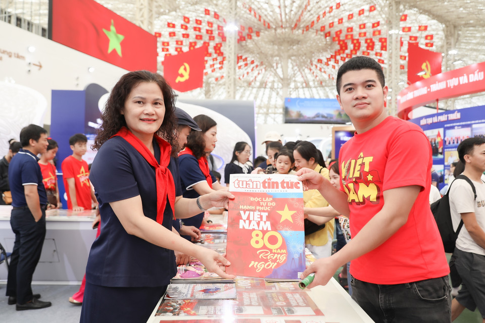 Phó Tổng Giám đốc TTXVN Nguyễn Thị Sự trực tiếp trao đổi, chia sẻ thông tin và tặng các ấn phẩm báo chí cho các bạn trẻ. (Ảnh: Phan Phương/TTXVN)