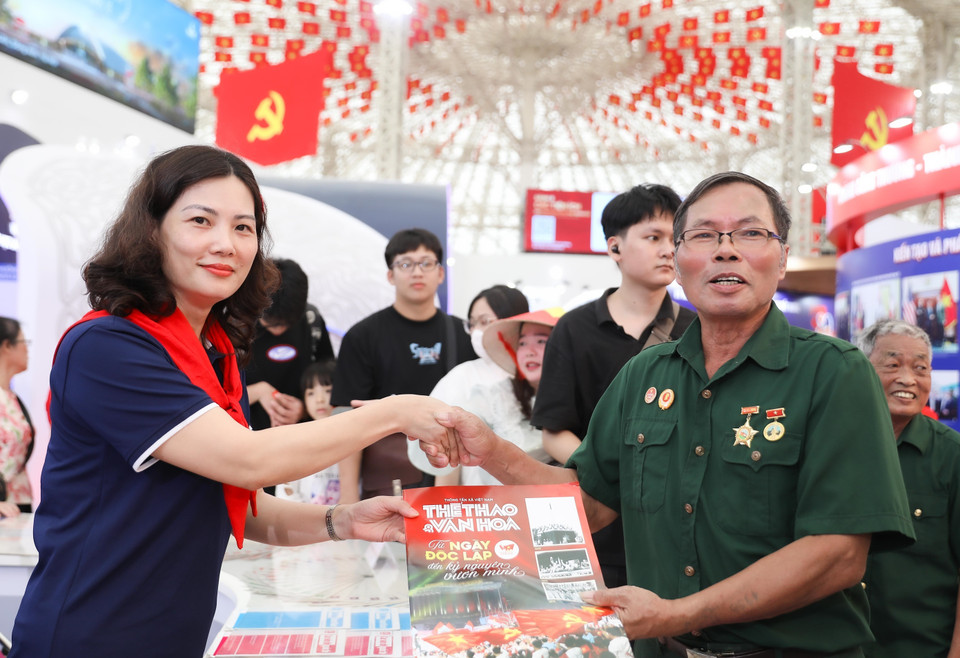 Lãnh đạo các đơn vị của trực tiếp chia sẻ thông tin, quảng bá các ấn phẩm của TTXVN tới tay bạn đọc. (Ảnh: Phan Phương/TTXVN)