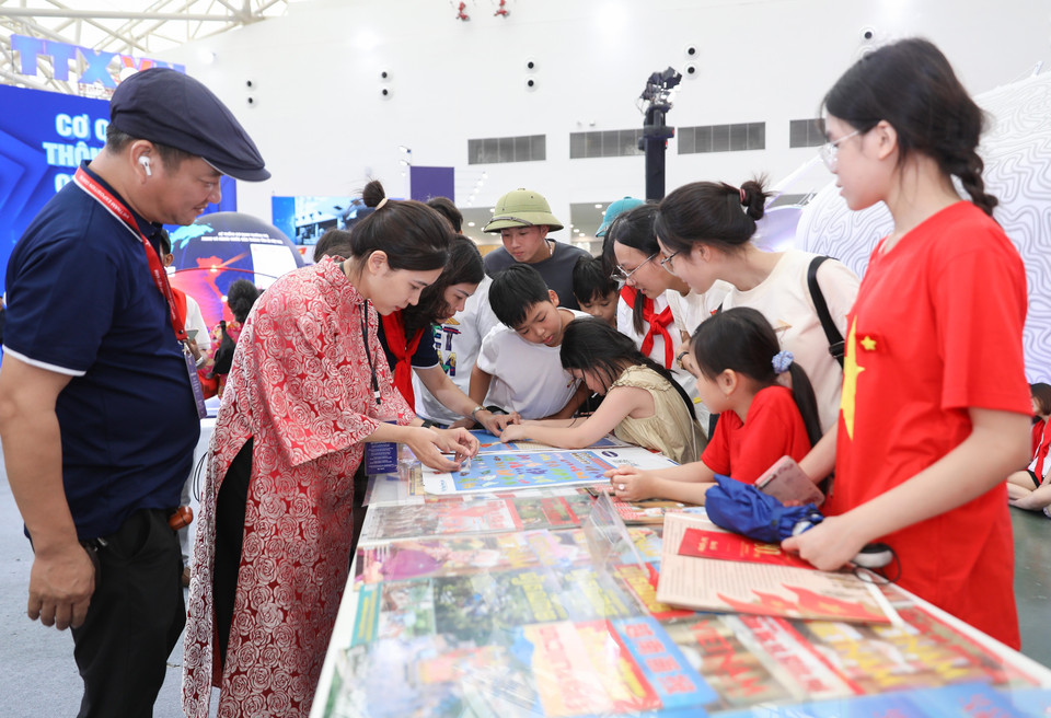 Nhiều bạn trẻ đến tham quan, tìm hiểu tại Khu trưng bày của TTXVN tại Triển lãm thành tựu đất nước. (Ảnh: Phan Phương/TTXVN)