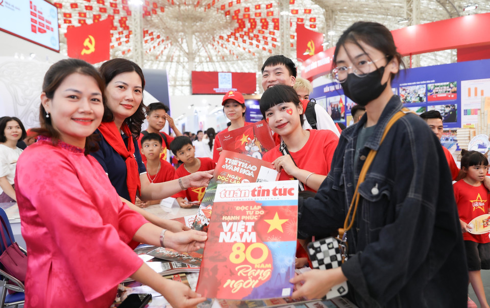 Lãnh đạo các đơn vị của trực tiếp chia sẻ thông tin, quảng bá các ấn phẩm của TTXVN tới tay bạn đọc. (Ảnh: Phan Phương/TTXVN)