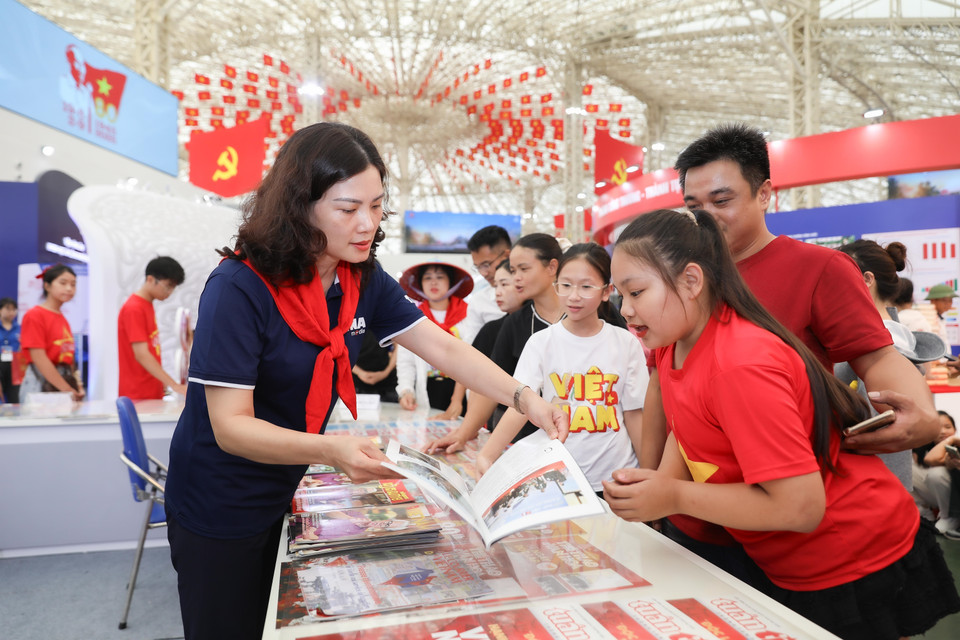 Lãnh đạo các đơn vị của trực tiếp chia sẻ thông tin, quảng bá các ấn phẩm của TTXVN tới tay bạn đọc. (Ảnh: Phan Phương/TTXVN)