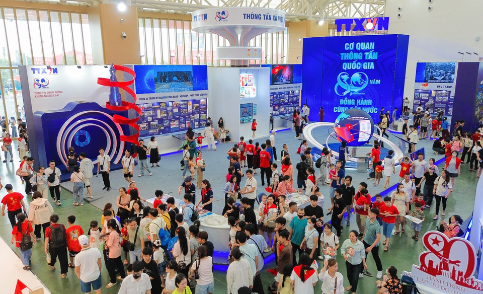 Nhờ phong cách trẻ trung với không gian mở, Khu trưng bày của TTXVN tại Triển lãm thành tựu đất nước thu hút rất nhiều bạn trẻ đến tham quan, tìm hiểu. (Ảnh: Phan Phương/TTXVN)