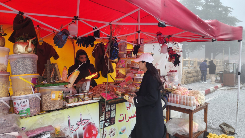 Một cửa hàng bán trà nóng và các loại hạt đặc trưng của Algeria ở trung tâm thị trấn. (Ảnh: Mạnh Hùng/TTXVN)