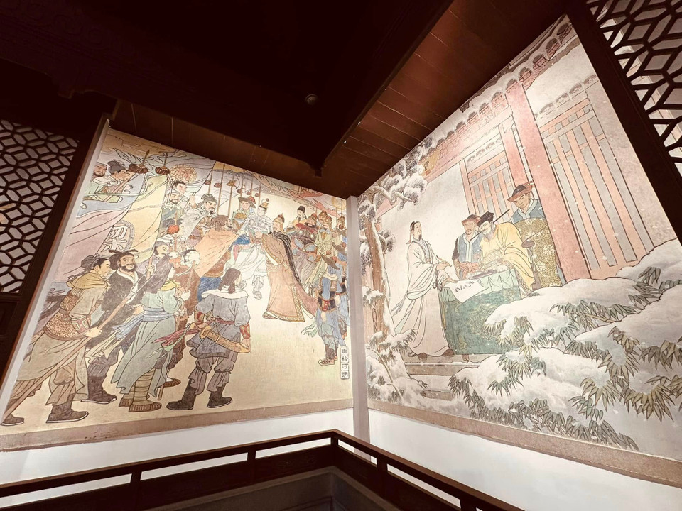 Các bức bích họa trên tường kể về câu chuyện của Nhạc Phi. (Ảnh: Anh Quang/Vietnam+)