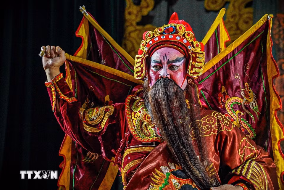Tạo hình tướng Cao Hoài Đức trong vở diễn "Nữ tướng Đào Tam Xuân". (Ảnh: Khánh Hoà/TTXVN)