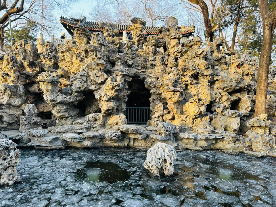 Ngọn núi nhân tạo được Hòa Thân cho xây dựng ngay bên trong vương phủ rộng lớn của mình. Tương truyền, trong lòng ngọn núi, ông ta đặt một vật trấn trạch. Đó là một con tỳ hưu lớn tạc bằng ngọc phỉ thúy xanh rất quý hiếm (trong khi đó chính vua Càn Long cũng chỉ có con tỳ hưu nhỏ hơn và bằng bạch ngọc). Vật trấn trạch thứ hai là chữ Phúc do Khang Hy viết tặng bà nội nhân dịp thượng thọ, sau đó về tay Hòa Thân. (Ảnh: Anh Quang/Vietnam+)