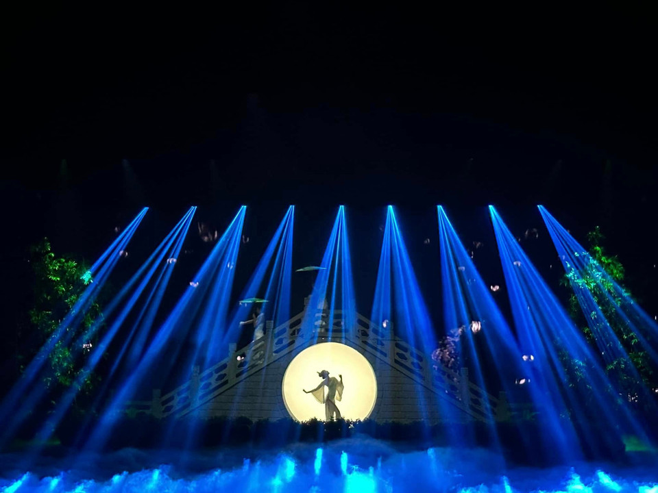 Với hiệu ứng ánh sáng, 3D và hệ thống đèn laser hiện đại cùng các hiệu ứng nước chảy, mưa, tuyết ngay tại sân khấu hàng ngàn năm lịch sử của Trung Hoa đã được tái hiện tại sân khấu Tống Thành Thiên Tình Cổ. (Ảnh: Anh Quang/Vietnam+)