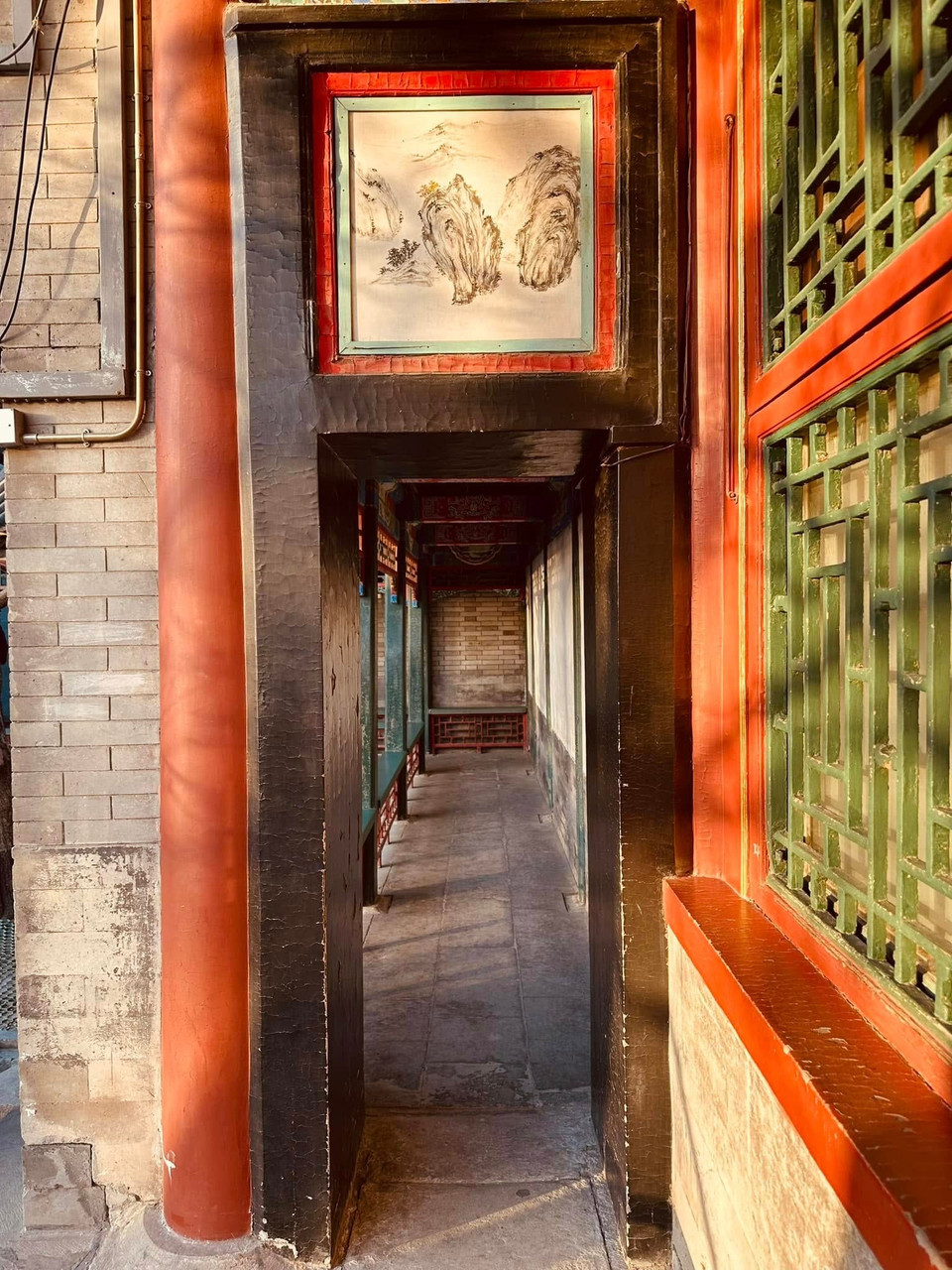 Trường Lang là phần hành lang kết nối các công trình trong cung điện mùa hè dài hơn 700m với từng gian đan xen lẫn nhau. (Ảnh: Anh Quang/Vietnam+)