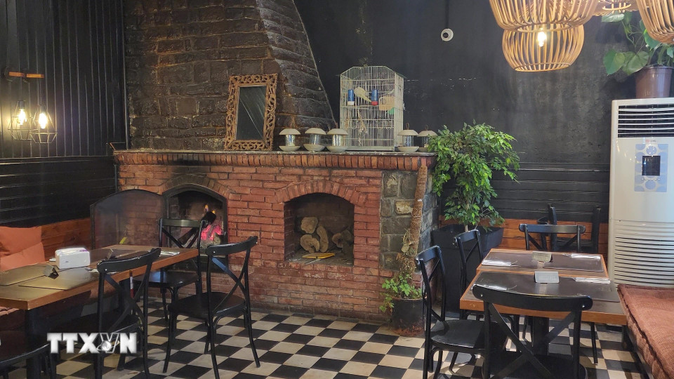 Bên trong một nhà hàng ấm cúng với giá bán rất phải chăng. (Ảnh: Mạnh Hùng/TTXVN)