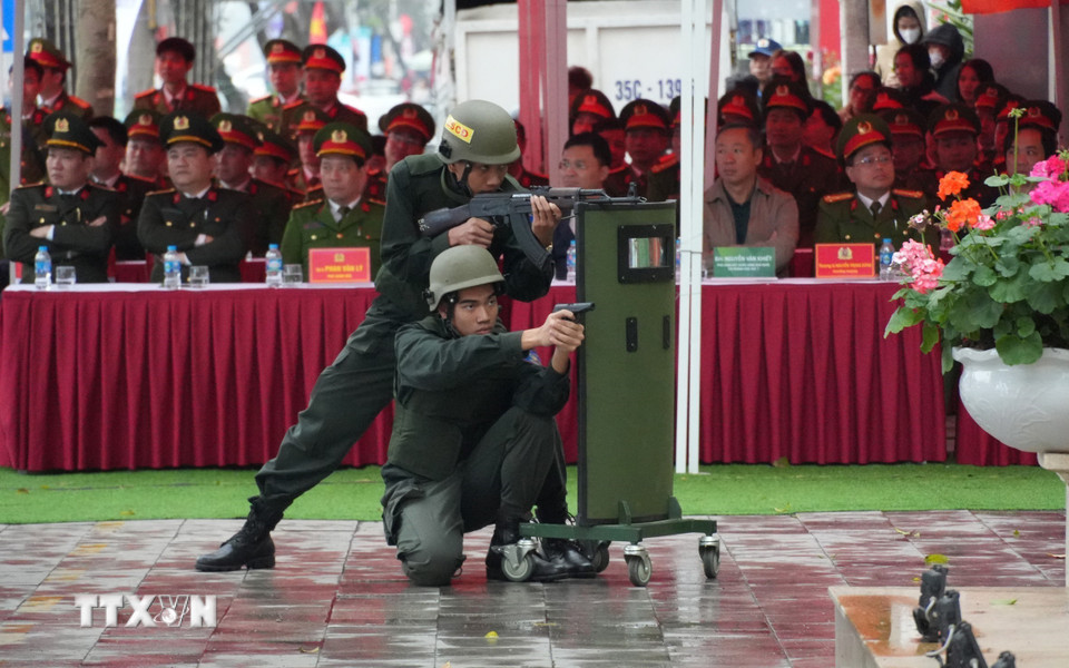 Lực lượng công an triển khai phương án đánh bắt các đối tượng trong tình huống diễn tập. (Ảnh: Đức Phương/TTXVN)