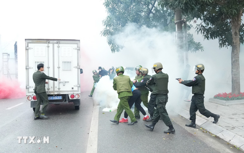 Lực lượng công an khống chế thành công các đối tượng trong tình huống diễn tập. (Ảnh: Đức Phương/TTXVN)