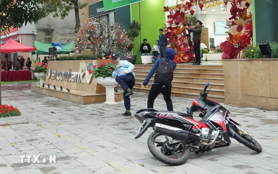 Lực lượng bảo vệ của ngân hàng phối hợp đánh bắt đối tượng trong tình huống diễn tập. (Ảnh: Đức Phương/TTXVN)