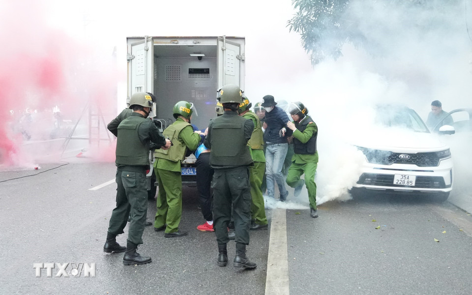 Lực lượng công an khống chế thành công các đối tượng trong tình huống diễn tập. (Ảnh: Đức Phương/TTXVN)