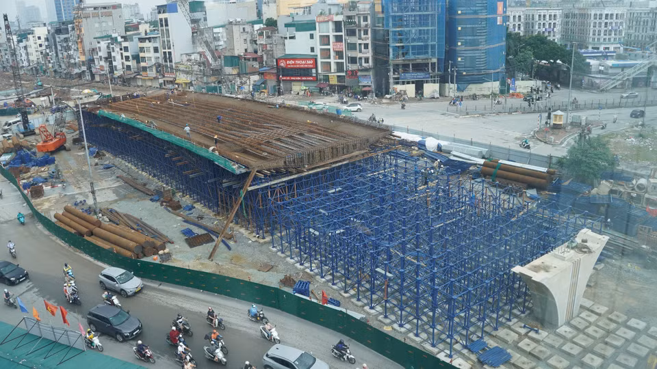 Nhà thầu tăng tốc thi công cầu vượt tại nút giao Láng Hạ. (Ảnh: Nguyễn Thắng/TTXVN)