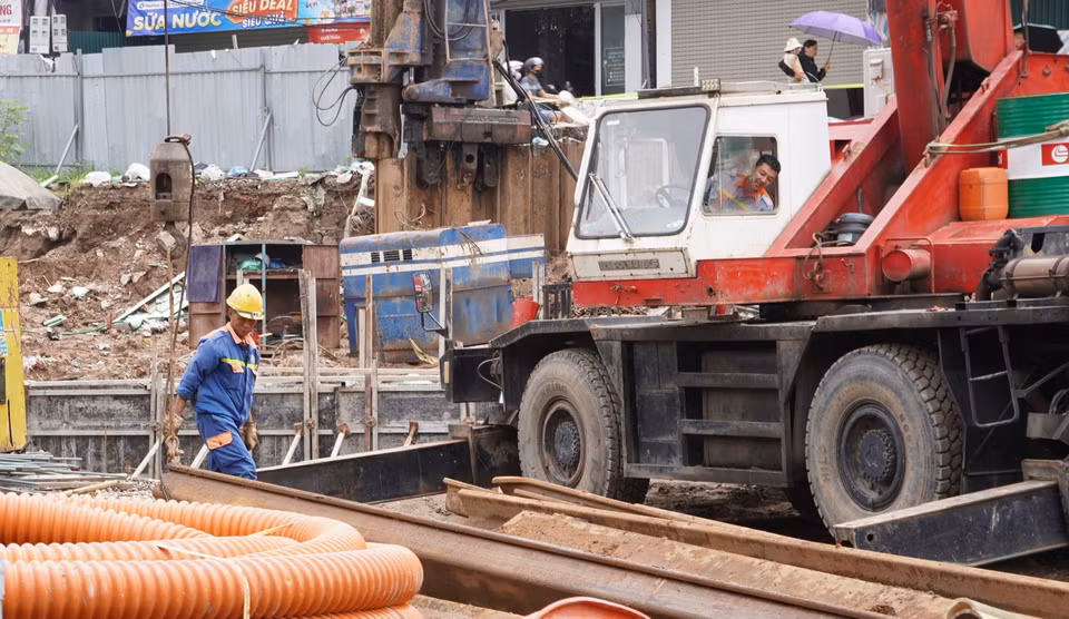 Thi công dự án đường Vành đai 1 đoạn Hoàng Cầu-Voi Phục. (Ảnh: Nguyễn Thắng/TTXVN)