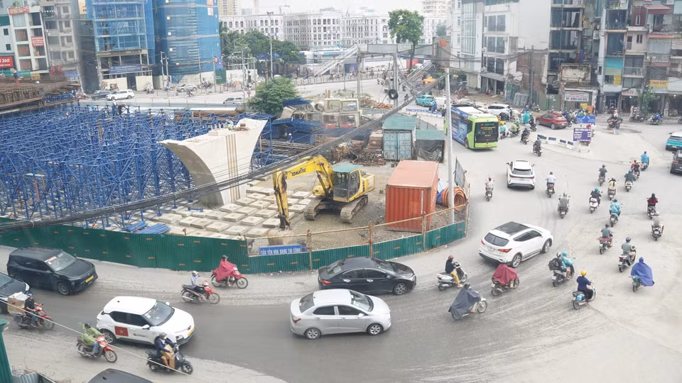 Cầu vượt tại nút giao Láng Hạ có bề rộng 18m, bố trí 4 làn xe hai chiều với tổng chiều dài hơn 250m đang được khẩn trương thi công. (Ảnh: Nguyễn Thắng/TTXVN)