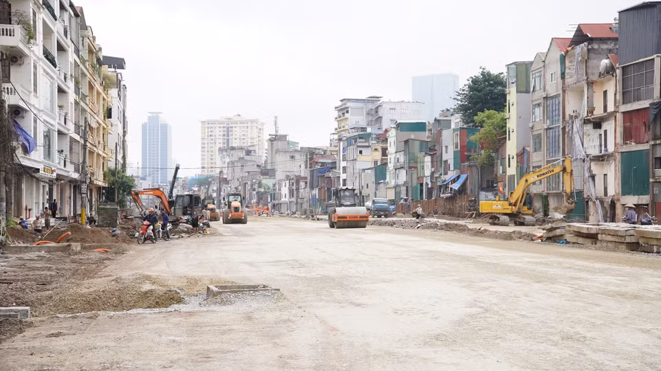 Nhà thầu khẩn trương thi công để hoàn thành toàn bộ tuyến đường trước ngày 2/9/2026. (Ảnh: Nguyễn Thắng/TTXVN)