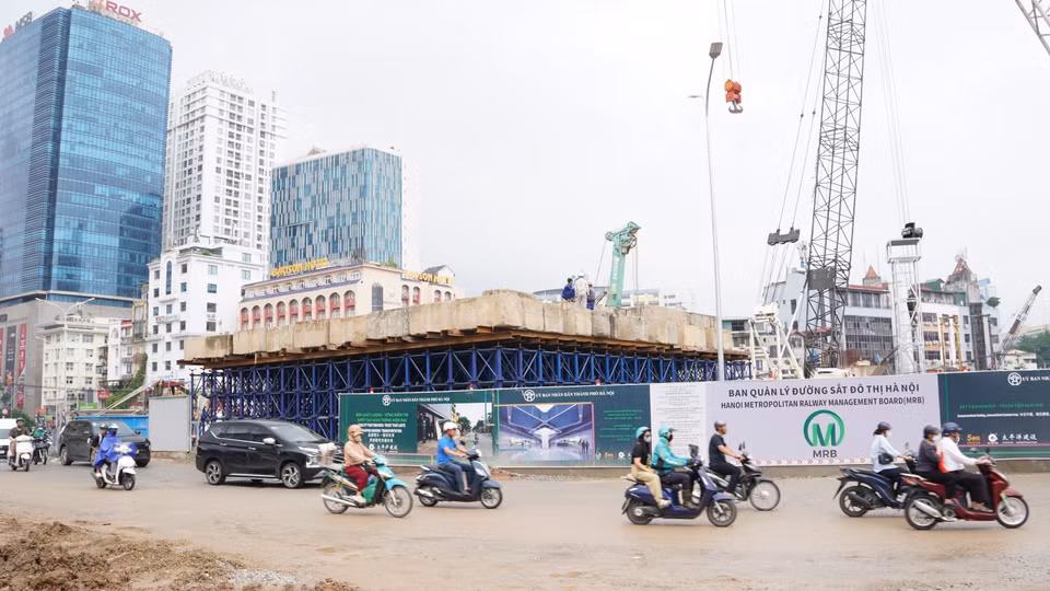 Cầu vượt tại nút giao Nguyễn Chí Thanh có quy mô 4 làn xe, rộng 18m và dài hơn 220m, đang từng bước hoàn thiện các hạng mục kết cấu. (Ảnh: Nguyễn Thắng/TTXVN)