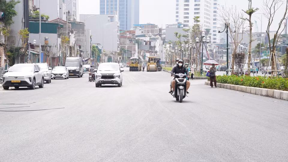 Nhiều đoạn đã cơ bản hoành thành tạo diện mạo mới cho tuyến đường. (Ảnh: Nguyễn Thắng/TTXVN)