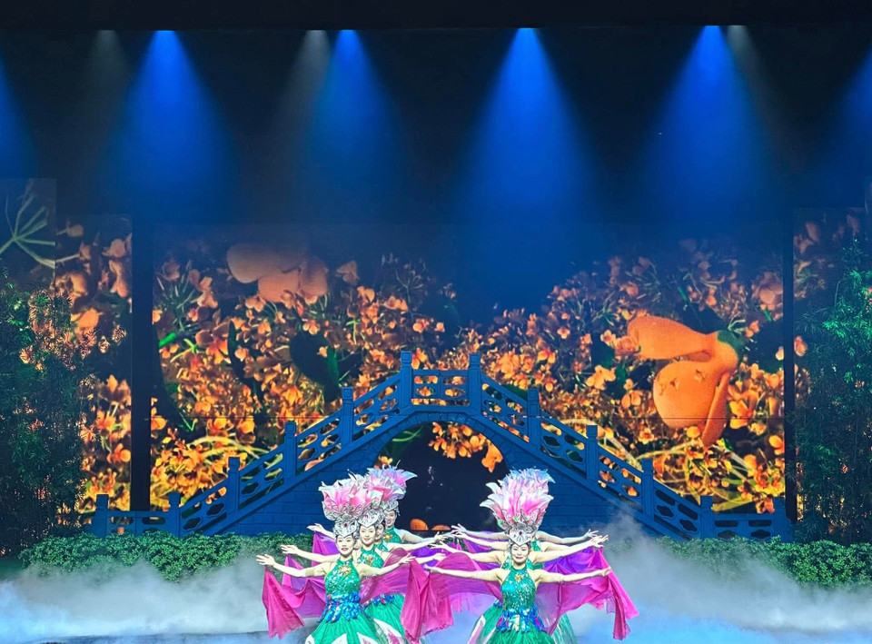 Một sự phối hợp ăn ý và nhuẫn nhuyễn đến từng kỹ xảo giữa công nghệ âm thanh, ánh sáng và trang thiết bị sân khấu tân tiến để tái hiện lịch sử Hàng Châu. (Ảnh: Anh Quang/Vietnam+)