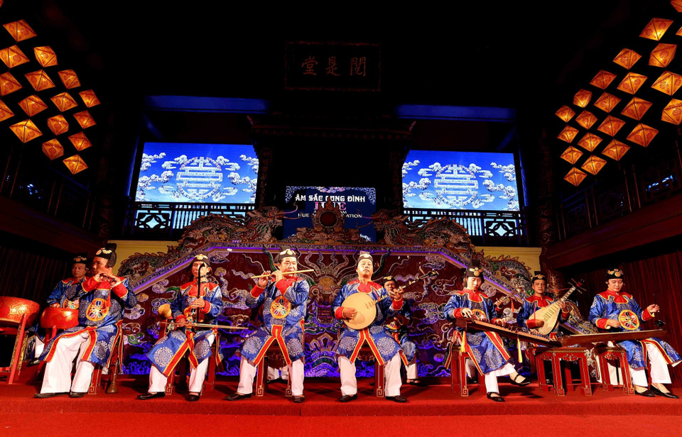 Dàn nhạc khí với trống, phách, tam âm la... được sắp đặt trang trọng, sẵn sàng cho một buổi biểu diễn phục vụ công chúng. (Ảnh: Nhật Anh/TTXVN)