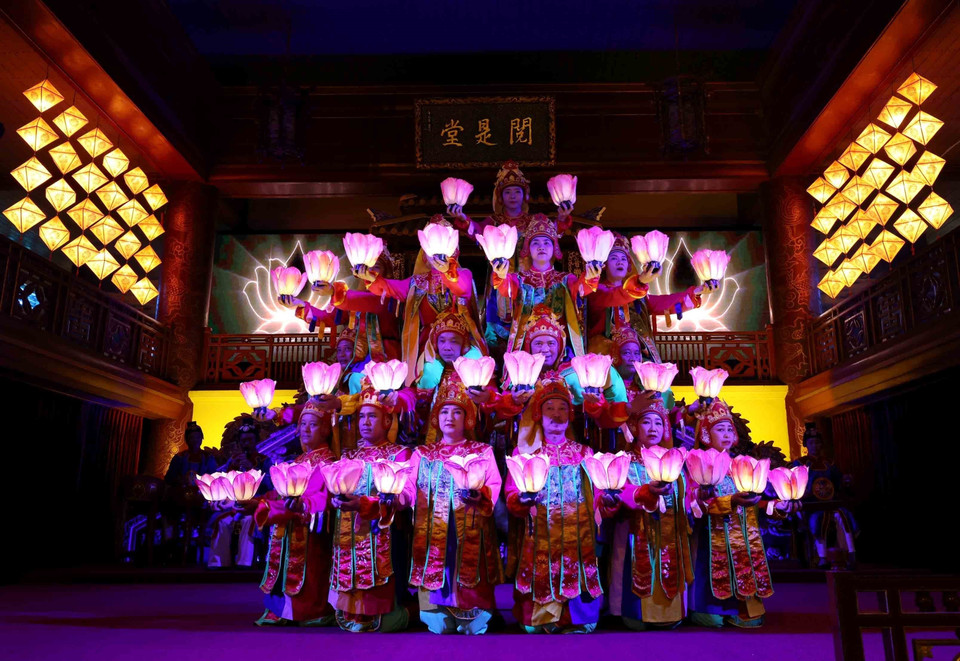 Múa Lục cúng hoa đăng là một điệu múa cung đình quan trọng trong nhã nhạc cung đình Huế, mang đậm dấu ấn Phật giáo và được vua Minh Mạng cho sửa đổi để biểu diễn trong các nghi lễ cung đình. (Ảnh: Nhật Anh/TTXVN)