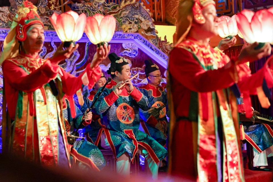 Hơi thở của nghệ nhân hòa cùng tiếng kèn bóp, tạo nên những thanh âm chủ đạo, da diết và trang trọng đặc trưng của Nhã nhạc. (Ảnh: Thanh Tùng/TTXVN)