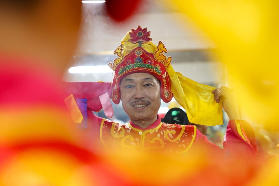 Các nghệ nhân trong trang phục truyền thống, chỉnh tề trước giờ biểu diễn, toát lên vẻ trang nghiêm của nghi lễ cung đình. (Ảnh: Thanh Tùng/TTXVN)