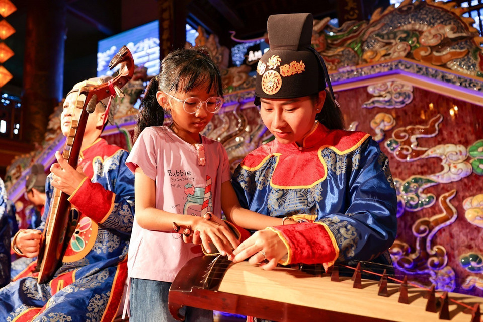 Một bạn trẻ say sưa với phím đàn, biểu tượng cho sức sống mới và tương lai của dòng nhạc cung đình. (Ảnh: Thanh Tùng/TTXVN)