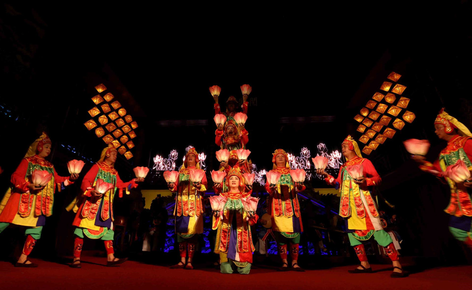 Xuất phát từ một điệu múa trong nghi lễ Phật giáo, sau đó được vua Minh Mạng tiếp nhận và sửa đổi, chính thức có tên gọi Lục cúng hoa đăng từ thời đó. (Ảnh: Nhật Anh/TTXVN)