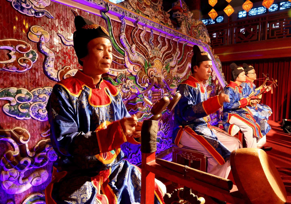 Ánh mắt tập trung cao độ của người nghệ sỹ, bởi mỗi nhịp phách cất lên đều mang theo trách nhiệm gìn giữ "hồn" di sản. (Ảnh: Nhật Anh/TTXVN)