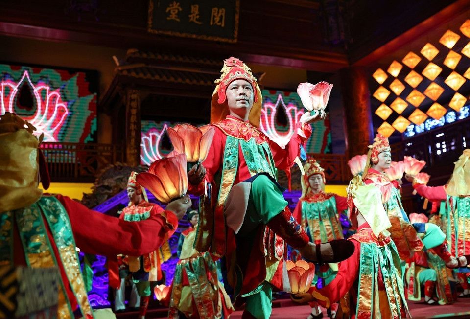 Sự tập trung cao độ của người nghệ sỹ, bởi mỗi nhịp phách cất lên đều mang theo trách nhiệm gìn giữ "hồn" di sản. (Ảnh: Thanh Tùng/TTXVN)