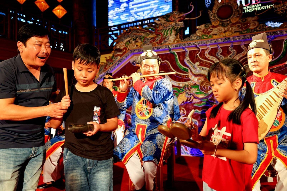 Sức hấp dẫn của di sản văn hóa phi vật thể được UNESCO công nhận, thu hút sự quan tâm đặc biệt của du khách. (Ảnh: Thanh Tùng/TTXVN)