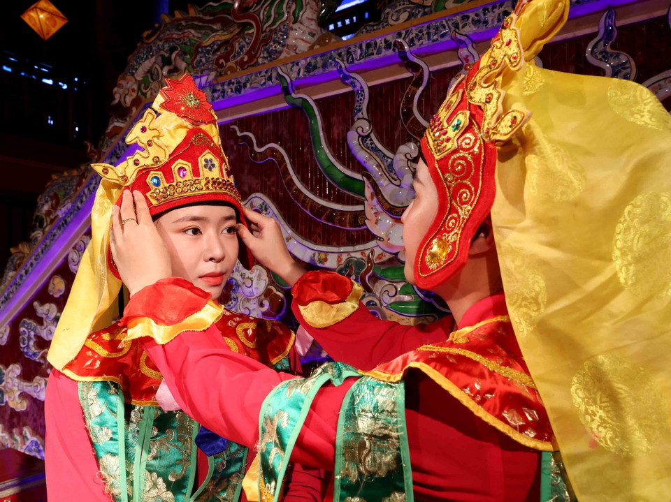 Các nghệ sỹ trẻ tự hào khi đã tiếp nối mang di sản đến gần hơn với khán giả. (Ảnh: Nhật Anh/TTXVN)