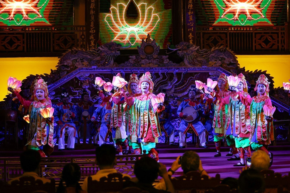 Nhã nhạc không chỉ được trình diễn trong không gian khép kín mà còn vang lên giữa lòng di tích cổ kính, hòa quyện với thiên nhiên Cố đô. (Ảnh: Thanh Tùng/TTXVN)