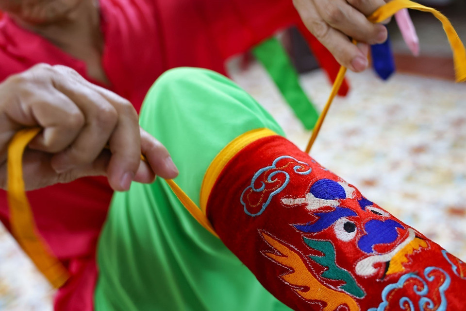 Phía sau sân khấu, mỗi bộ trang phục được mặc lên là một lần khoác lên mình trách nhiệm và niềm tự hào với văn hóa cung đình. (Ảnh: Thanh Tùng/TTXVN)