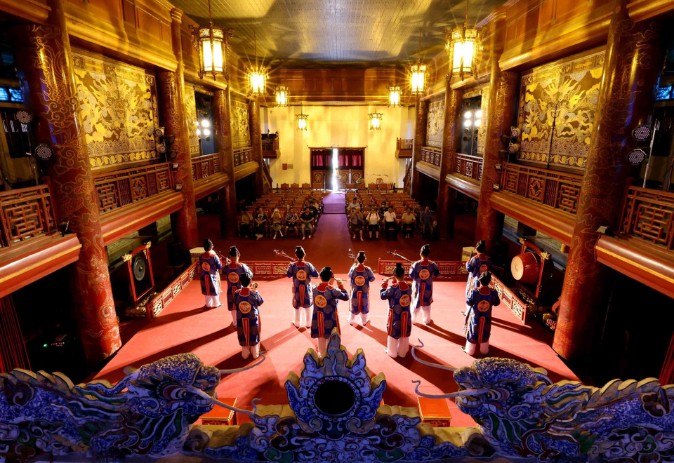 Những thanh âm trầm bổng, uy nghi của dàn Đại nhạc vang lên tại nhà hát Duyệt Thị Đường, tái hiện không gian văn hóa cung đình một thuở. (Ảnh: Nhật Anh/TTXVN)