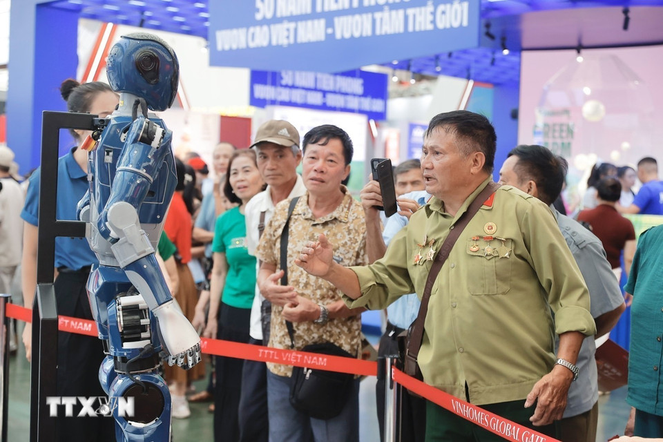 Khách tham quan đến triển lãm ngày 15/9. (Ảnh: Minh Quyết/TTXVN)