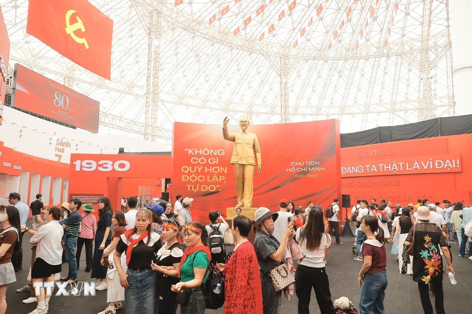 Triển lãm được tổ chức với quy mô lớn nhất từ trước đến nay, có sự tham gia của 28 bộ, cơ quan Trung ương, 34 địa phương và hơn 110 doanh nghiệp, tập đoàn kinh tế lớn với hơn 230 gian hàng trên toàn bộ diện tích trung tâm triển lãm. (Ảnh: Minh Quyết/TTXVN)