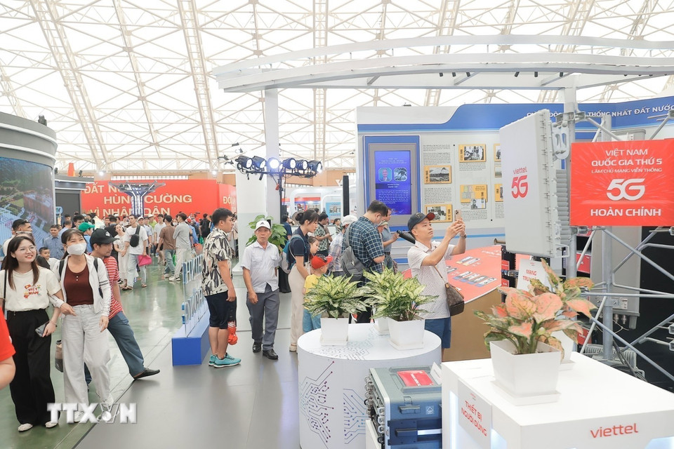 Khách tham gian khu vực trưng bày của Tập đoàn Viettel tại triển lãm. (Ảnh: Minh Quyết/TTXVN)