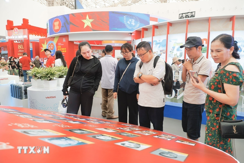 Khách tham gian khu vực trưng bày của Tập đoàn Viettel tại triển lãm. (Ảnh: Minh Quyết/TTXVN)