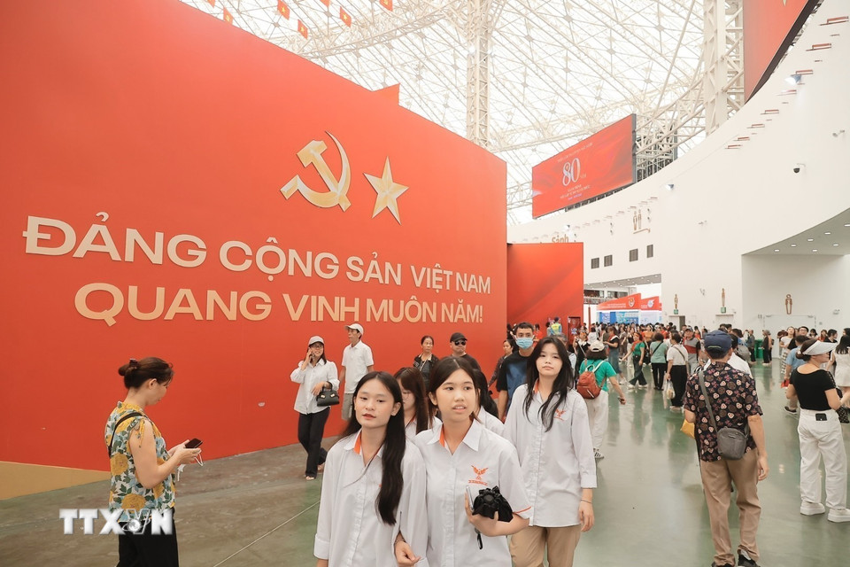 Triển lãm được tổ chức với quy mô lớn nhất từ trước đến nay, có sự tham gia của 28 bộ, cơ quan Trung ương, 34 địa phương và hơn 110 doanh nghiệp, tập đoàn kinh tế lớn với hơn 230 gian hàng trên toàn bộ diện tích trung tâm triển lãm. (Ảnh: Minh Quyết/TTXVN)